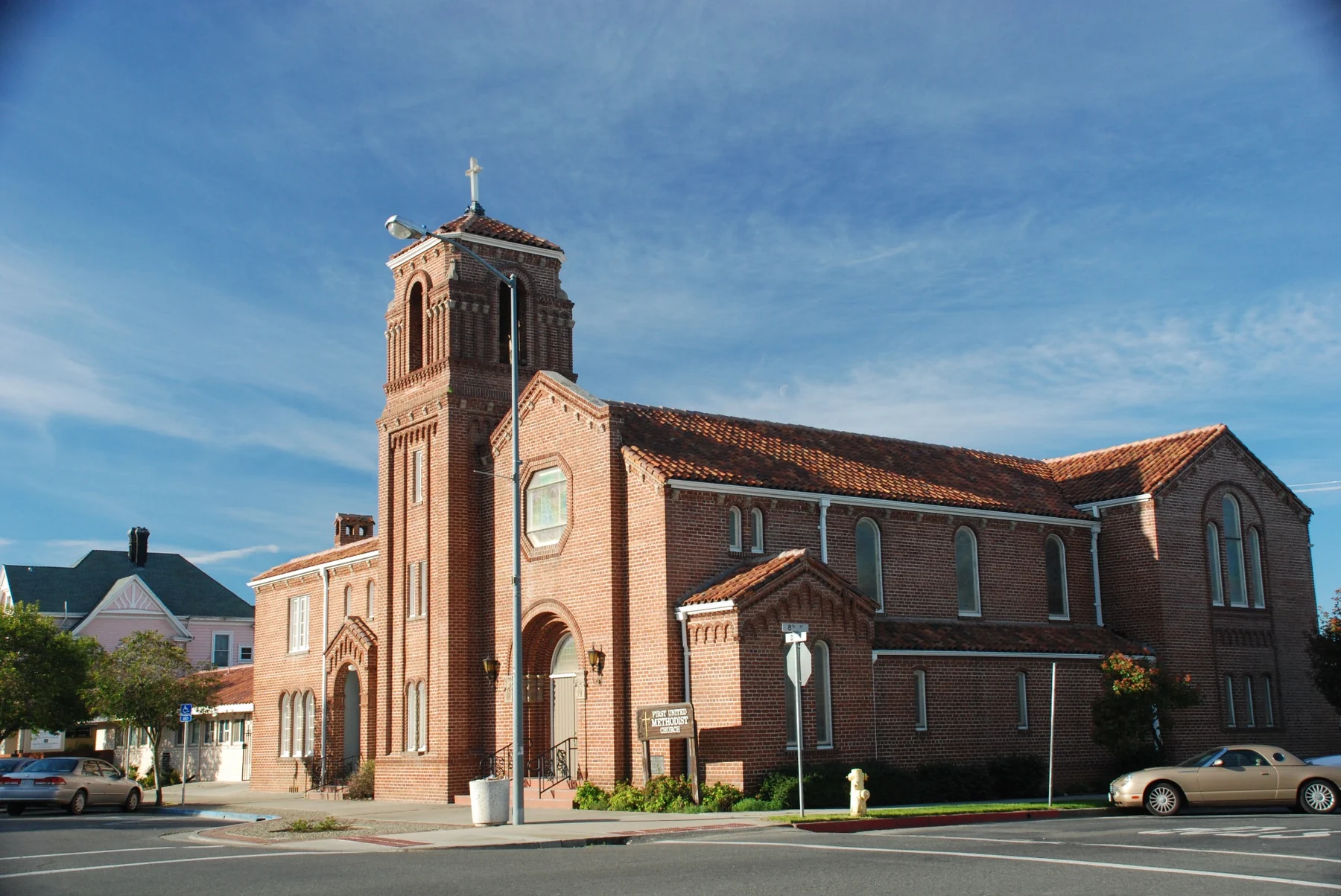 Wide three-quarter view of Marysville First United Methodist Church in 2007