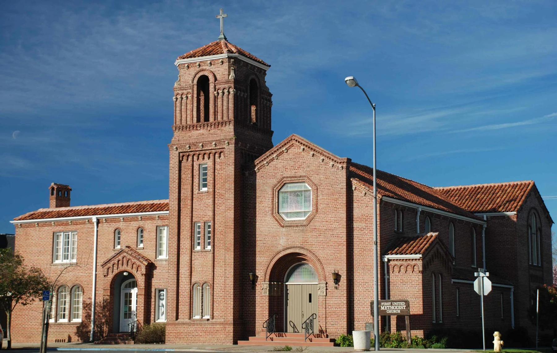 Marysville First United Methodist Church beneath a deep blue sky in 2007