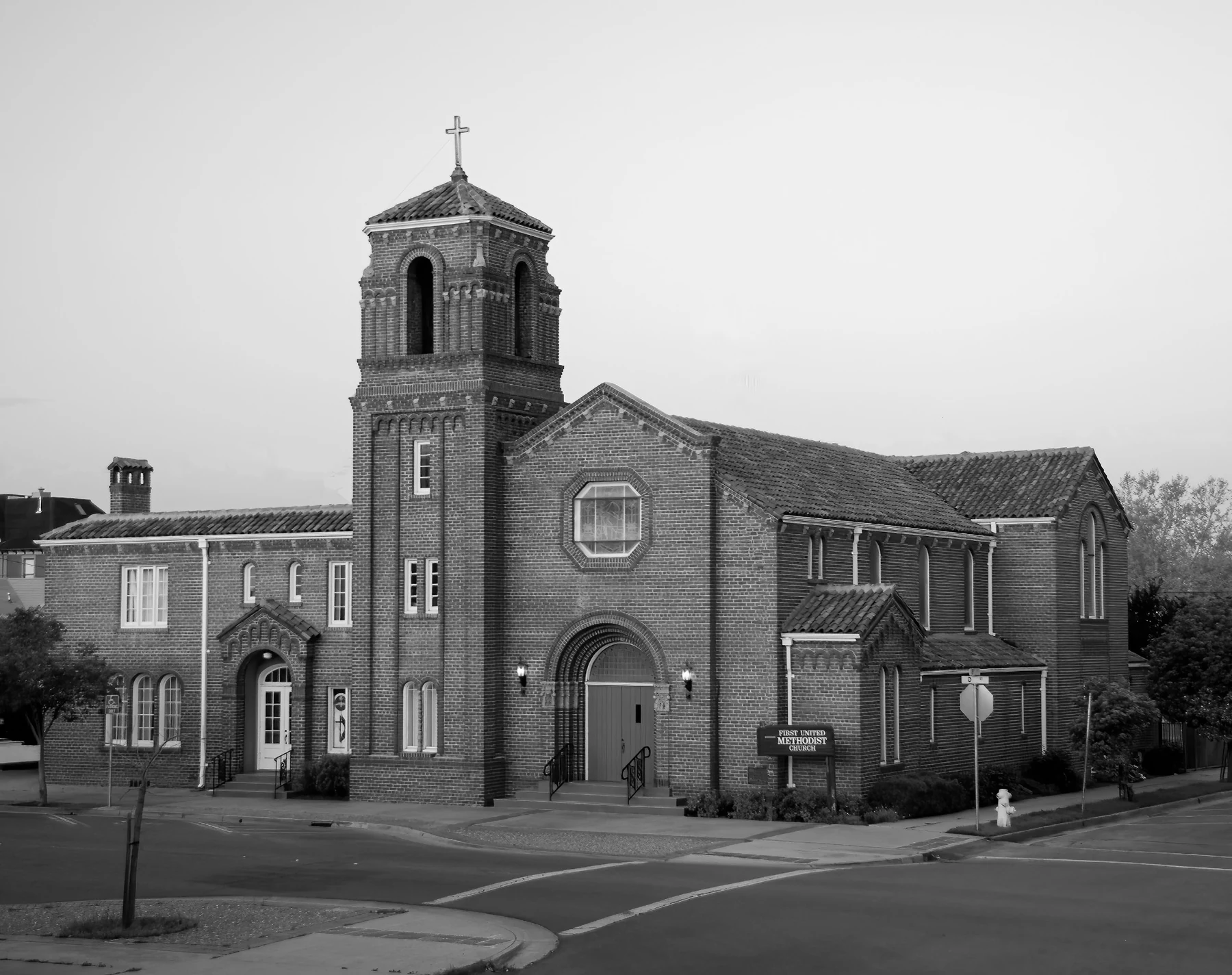 Black-and-white view of Marysville First United Methodist Church in 2007 with the street lamp removed