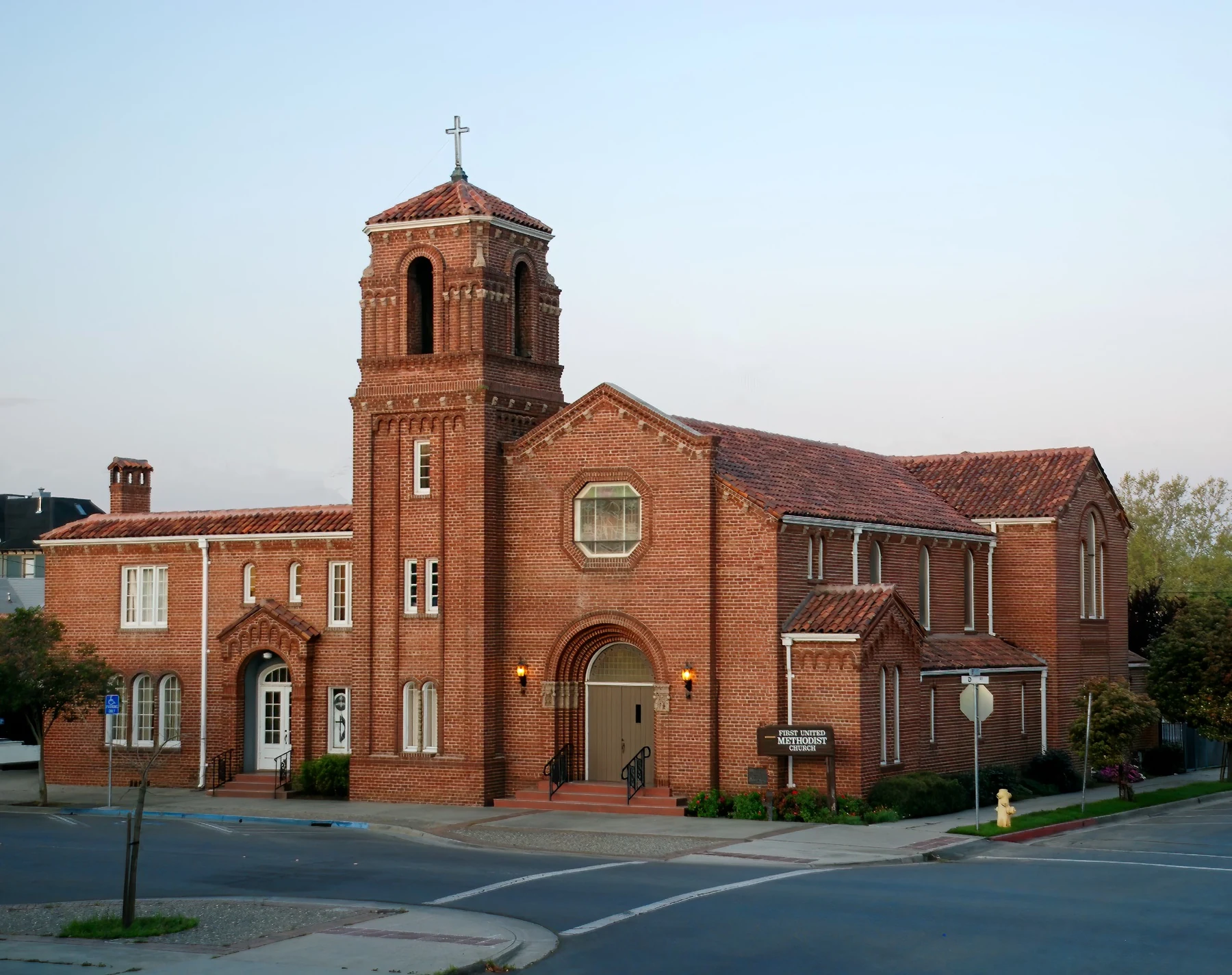 Color view of Marysville First United Methodist Church in 2007 with the street lamp removed