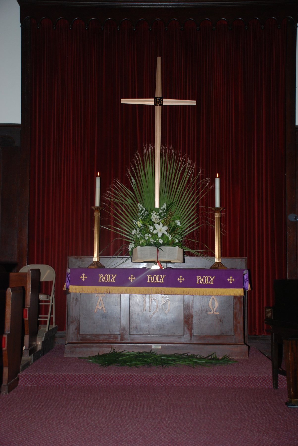 The sanctuary prepared with palms.
